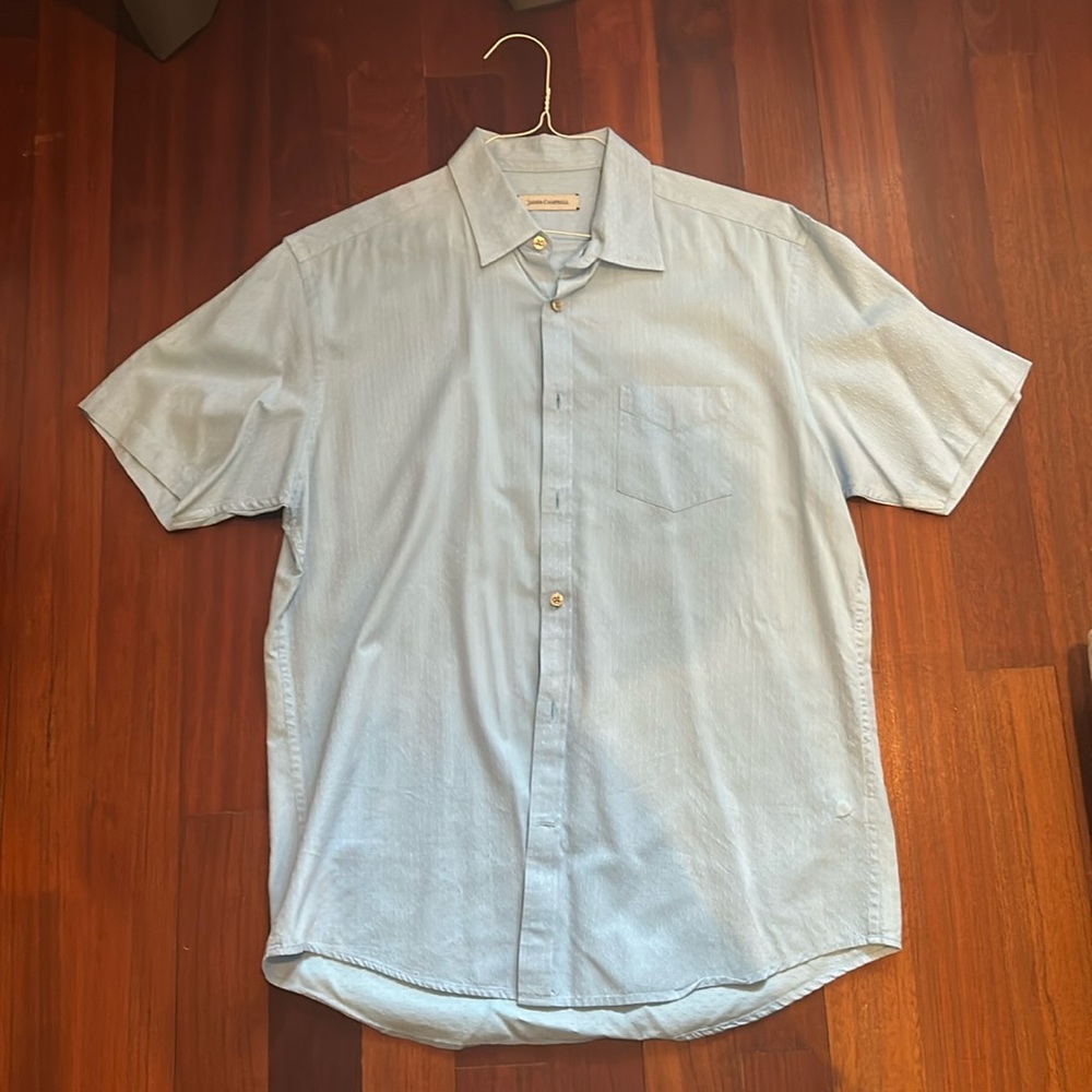 Size Large men’s short sleeve button down.
